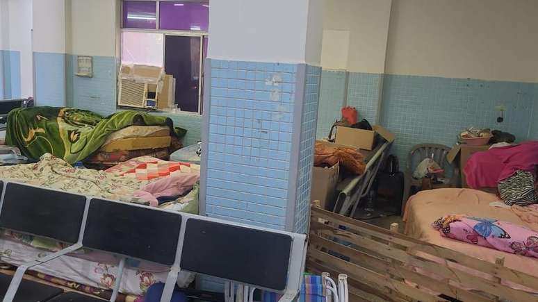 Familiares de pacientes internados improvisam camas com colch&otilde;es nos corredores de um hospital do Instituto de Previd&ecirc;ncia Social (IPS), em Assun&ccedil;&atilde;o