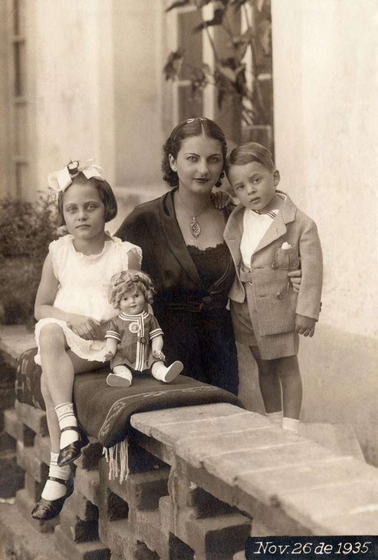 Cristina Kahlo com seus filhos, Isolda e Antonio, fotografados por seu pai, Guillermo Kahlo, em 1935