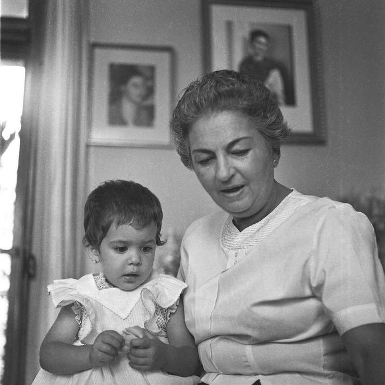 "Aqui estou com minha av&oacute; Cristina", diz Cristina Kahlo Alcal&aacute;. A foto foi tirada por seu pai, Antonio