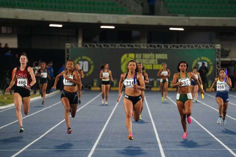 Final dos 4x100m feminino (Foto: Fernanda Paradizo)