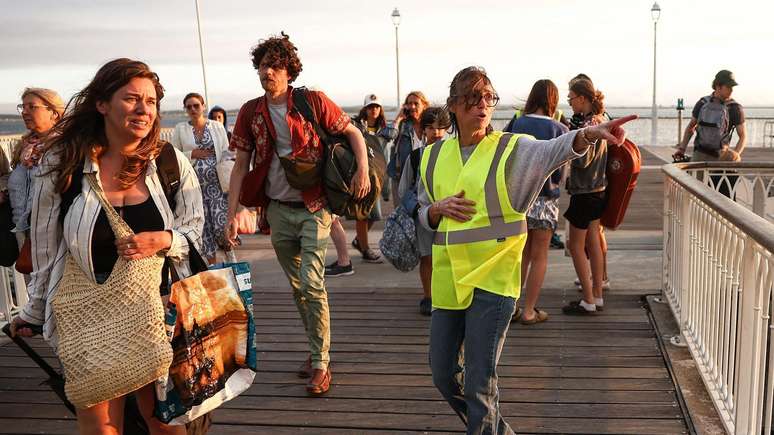 Centenas de pessoas foram evacuadas de barco da pen&iacute;nsula de Cap Ferret, enquanto outras sa&iacute;ram por estrada