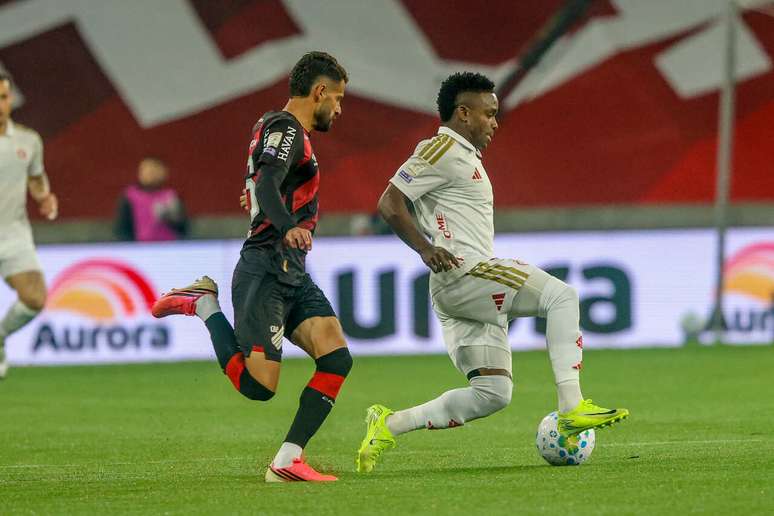Carbonero, do Inter, tem o dom&iacute;nio da bola.&nbsp; Mas Claudinho est&aacute; em sua cola.