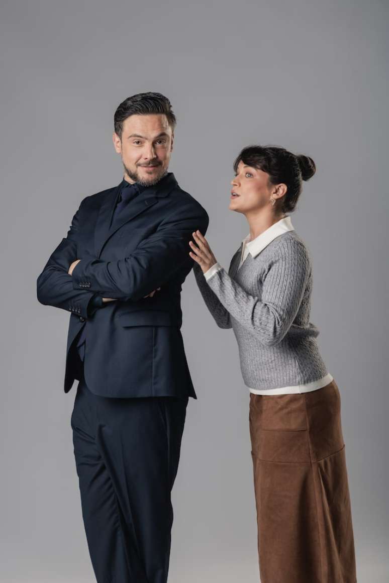 Em 'Meu Deus!', Bianca Bin interpreta Ana, uma terapeuta, e Sergio Guiz&eacute; &eacute; Deus, o todo-poderoso.