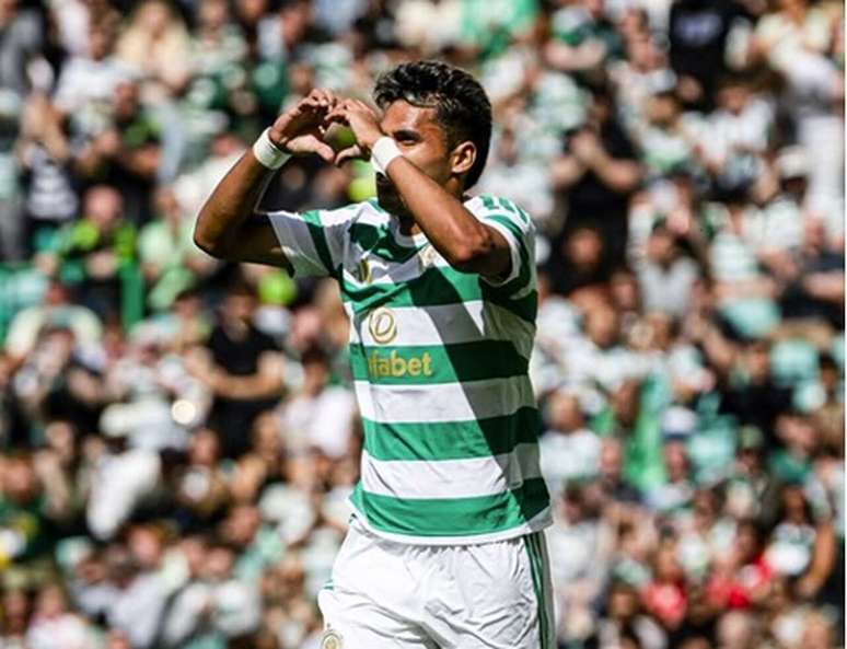 Camilo Duran comemora o gol do Celtic diante do Milan &ndash;