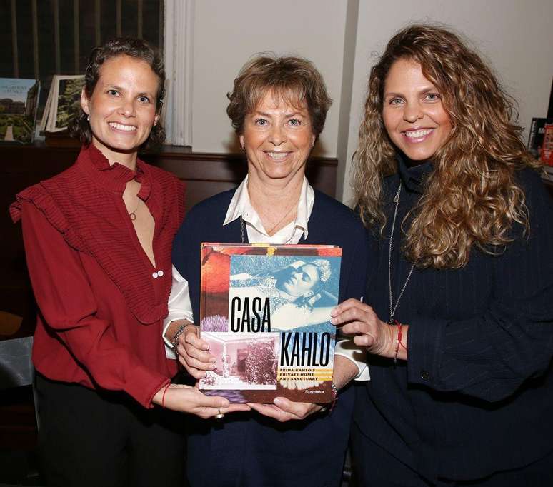 Mara Romeo Kahlo (centro) ao lado de Frida Hentschel (esquerda) e Mara de Anda no lan&ccedil;amento, em maio, do livro que escreveram juntas, Casa Kahlo: Frida's Private Home and Sanctuary