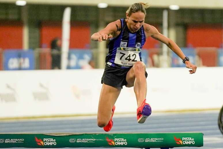 Tatiane vence pela 13&ordf; vez os 3000m com obst&aacute;culos (Foto: Fernanda Paradizo)