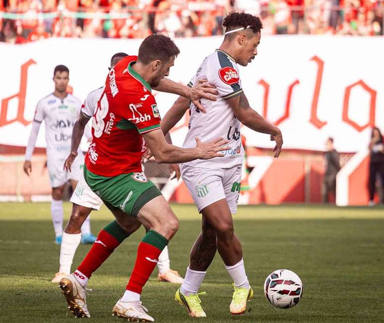 Eric Botteghin (de vermelho) faz dura marca&ccedil;&atilde;o. A sua Lusa vence, mas n&atilde;o leva a vaga &agrave;s quartas da S&eacute;rie D.&nbsp;