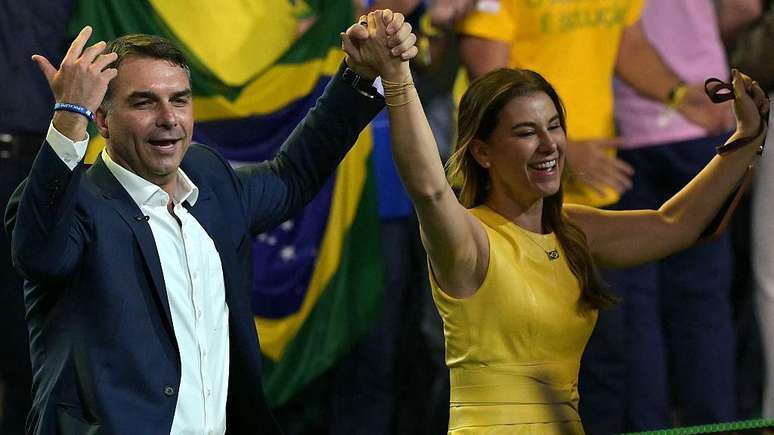 Fl&aacute;vio levou a mulher, Fernanda, que discursou em aceno &agrave;s mulheres, eleitorado que mais o rejeita, segundo as pesquisas
