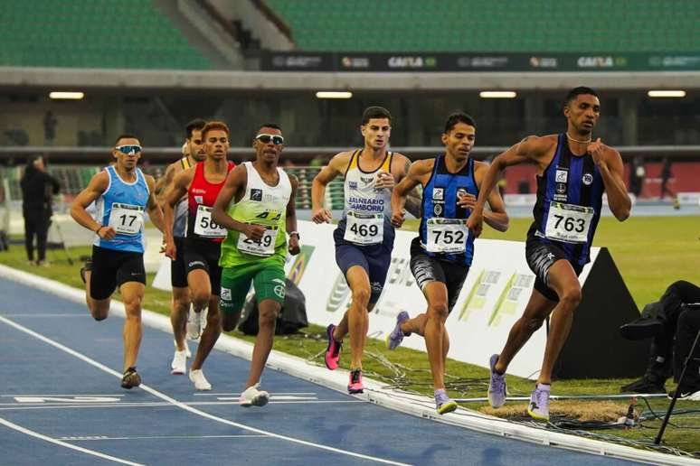 Final masculina dos 800m (Foto: Fernanda Paradizo)