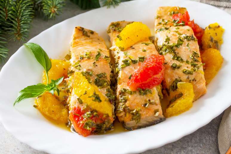 Salm&atilde;o ao forno com molho de frutas 