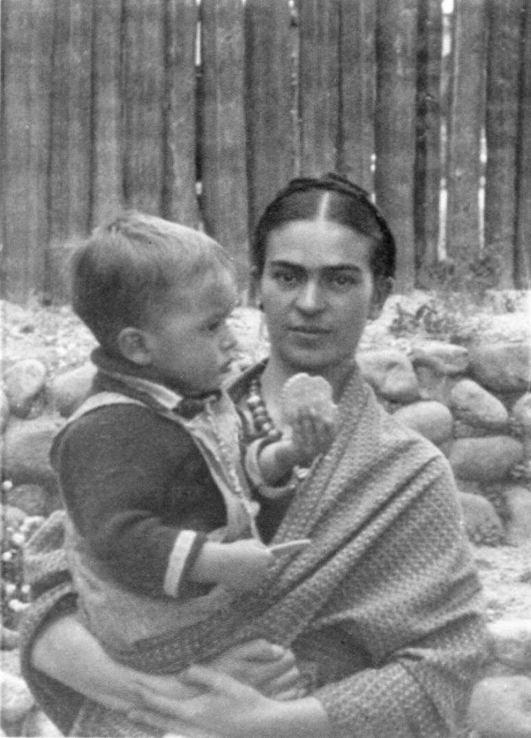 Frida com seu sobrinho Antonio, que anos depois desenvolveria uma paix&atilde;o pela fotografia. De fato, ele a retratou v&aacute;rias vezes