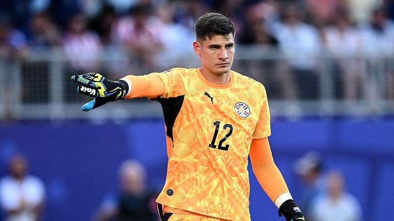 A esposa de Orlando Gill, goleiro do Paraguai, contou que ele precisou vender suas camisas para custear o tratamento m&eacute;dico do filho