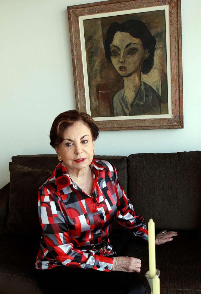 Beatriz Segall &agrave; frente de quadro de Lasar Segall feito para ela, em sua casa no bairro do Jardins, em S&atilde;o Paulo, em 2014.