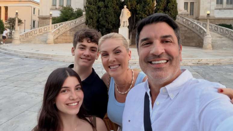 Ana Hickmann est&aacute; em viagem pela Gr&eacute;cia ao lado do marido, Edu Guedes, do filho Alexandre e da enteada Maria Eduarda, e tem compartilhado diversas fotos do passeio em fam&iacute;lia nas redes sociais. Nas legendas das publica&ccedil;&otilde;es, ela tem destacado o quanto est&aacute; gostando desse momento e o quanto o pa&iacute;s tem superado as suas expectativas.