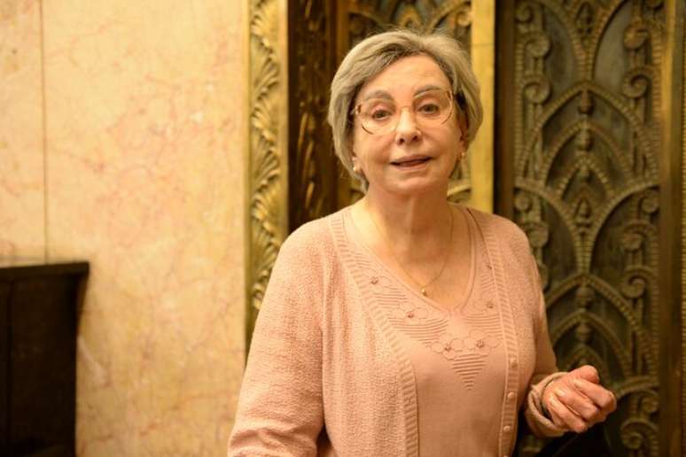 Beatriz Segall como Yolanda, de 'Os Experientes', sua &uacute;ltima personagem na televis&atilde;o. Atriz morreu em 2018, aos 92 anos de idade.