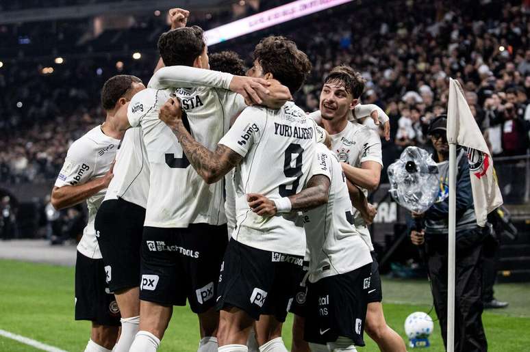 Time do Corinthians celebrando um dos gols na &uacute;ltima rodada contra o Remo. 