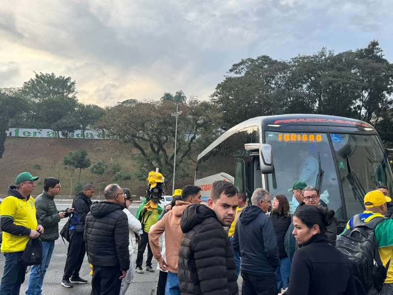 Apoiadores de Fl&aacute;vio Bolsonaro chegam em &ocirc;nibus para evento em S&atilde;o Paulo