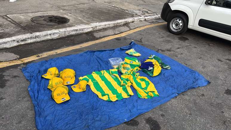 Apoiadores de Fl&aacute;vio Bolsonaro vendem bon&eacute;s, camisetas e outros itens em evento do PL na Arena Pacaembu