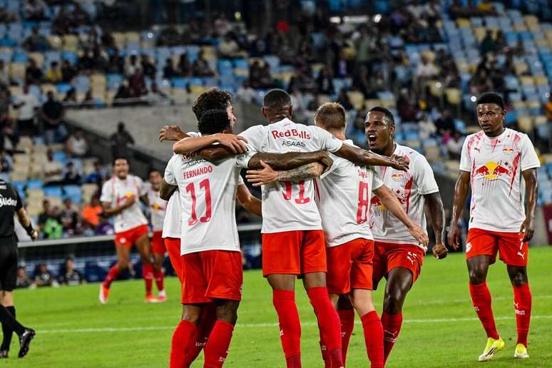 Time do Red Bull Bragantino comemorando um de seus gols contra o Fluminense em jogo amistoso. 