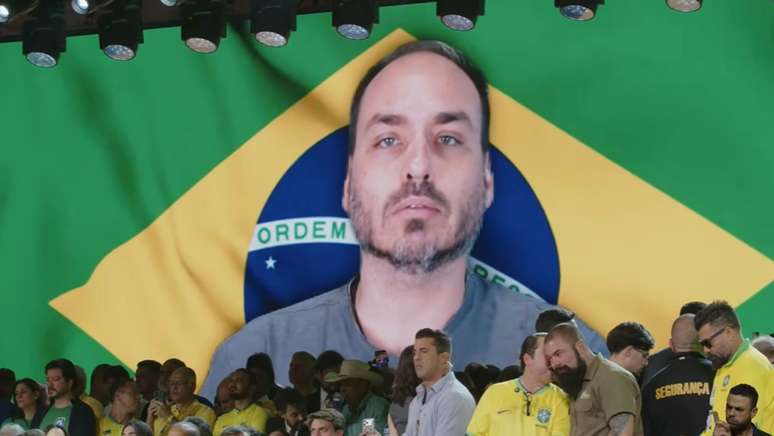 Carlos Bolsonaro participou de evento do PL de candidatura de Fl&aacute;vio Bolsonaro por v&iacute;deo