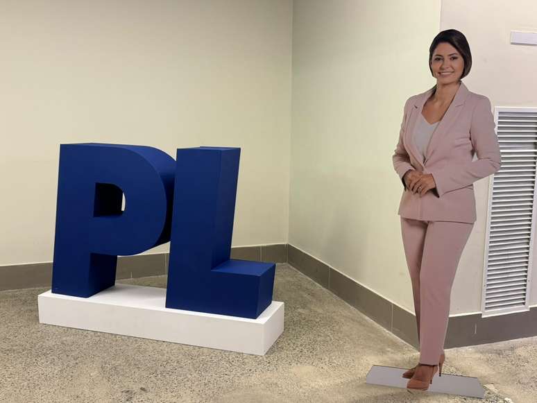 Totens de Michelle Bolsonaro foram espalhados por evento do PL neste s&aacute;bado, 25