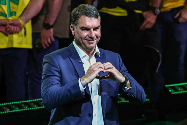 O PL realiza conven&ccedil;&atilde;o para oficializar a candidatura de Fl&aacute;vio Bolsonaro &agrave; Presid&ecirc;ncia da Rep&uacute;blica, no est&aacute;dio do Pacaembu, na zona oeste de S&atilde;o Paulo, neste s&aacute;bado, 25 de julho de 2026. O evento conta com discursos da esposa Fernanda e do presidente da Argentina, Javier Milei, e uma fala do pr&oacute;prio Fl&aacute;vio de at&eacute; 10 minutos. O senador Sergio Moro (PL) tamb&eacute;m participa do evento. A ex-primeira-dama, Michelle Bolsonaro, rec&eacute;m-conciliada com o enteado ap&oacute;s protagonizar embate em junho, n&atilde;o deve comparecer ao evento, apesar dos apelos por sua presen&ccedil;a no ato, mas aparecer&aacute; por meio de um v&iacute;deo de apoio