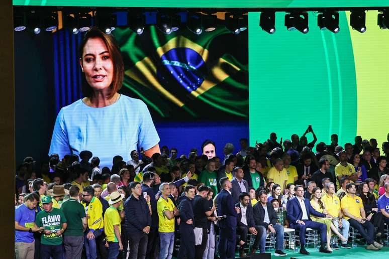 Ausente de conven&ccedil;&atilde;o, Michelle Bolsonaro apareceu em v&iacute;deo no tel&atilde;o