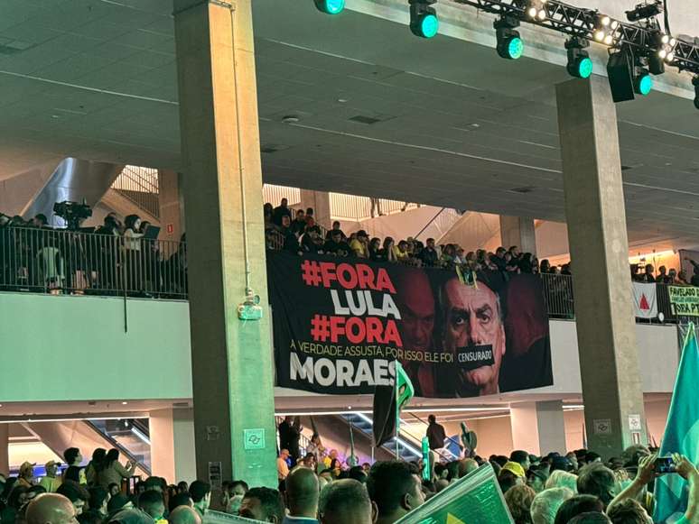  Faixa gigante com cr&iacute;ticas a Moraes foi estendida no local durante a conven&ccedil;&atilde;o 