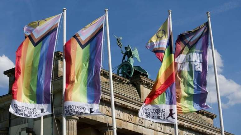 Orgulho Christopher Street Day re&uacute;ne centenas de milhares de pessoas em defesa dos direitos da comunidade LGBTQIA+