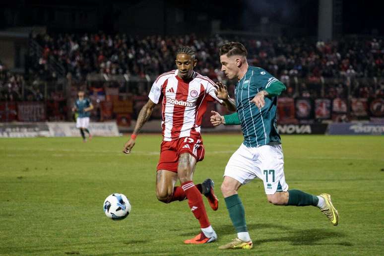 Andr&eacute; Luiz em a&ccedil;&atilde;o pelo Olympiacos &ndash;