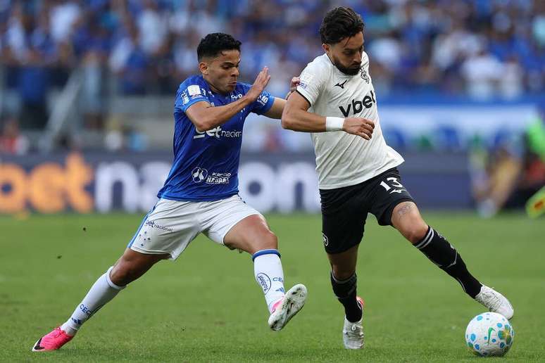 Jogadores de Cruzeiro e Botafogo em disputa de bola no Mineir&atilde;o &ndash;