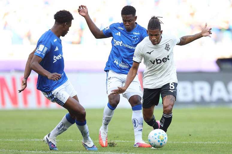 Danilo ignora marca&ccedil;&atilde;o dupla &ndash;