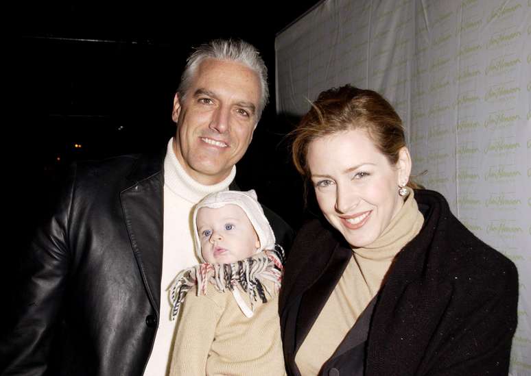 Chris Duddy ao lado da esposa, a atriz e cantora Joely Fisher, e da filha Skylar