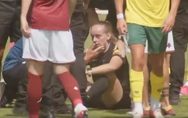 A confus&atilde;o atingiu Mathilde Demoncay no rosto, e a &aacute;rbitra deixou o jogo &ndash;