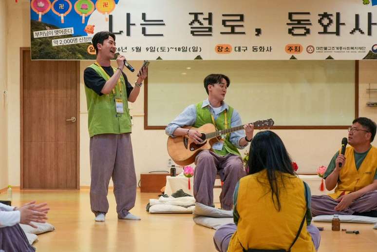Um inc&ocirc;modo concurso de talentos no meio do dia reuniu instrumentos musicais, cantos e dan&ccedil;as