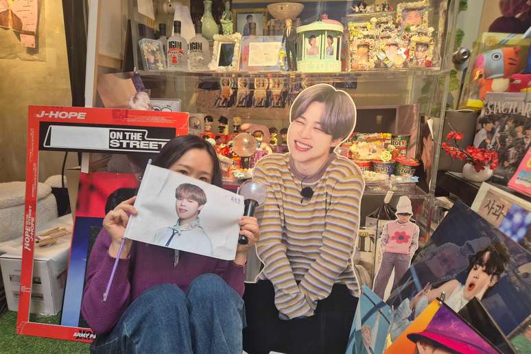 Yeon-su, que aparece aqui em uma foto tirada em um café temático do BTS em Seul, nunca tinha ouvido música sul-coreana antes de deixar seu país
