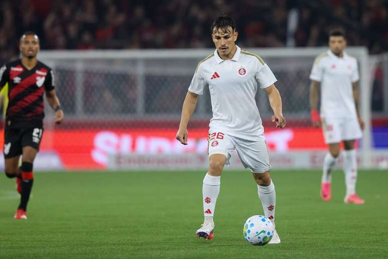 Bernabei em a&ccedil;&atilde;o na derrota do Internacional para o Athletico.