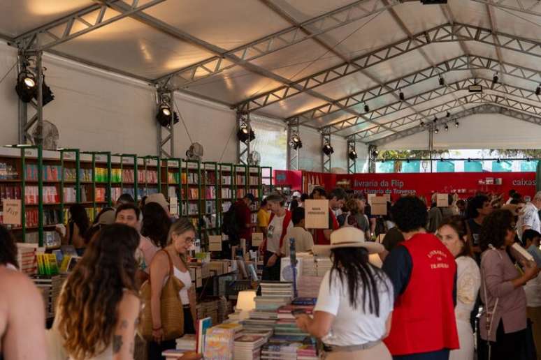 P&uacute;blico circula pela livraria da Flip, operada pela Livraria da Travessa, na 24&ordf; edi&ccedil;&atilde;o do evento, em 2026.