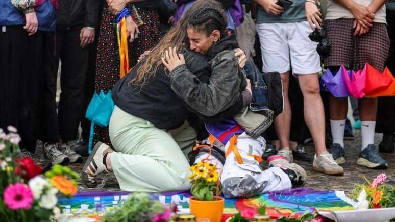 Amigos e familiares fizeram vig&iacute;lia em homenagem &agrave;s v&iacute;timas