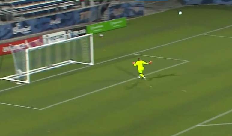 Eloy Room, do Miami FC, sofreu um gol do meio do campo contra o Tampa Bay Rowdies &ndash;