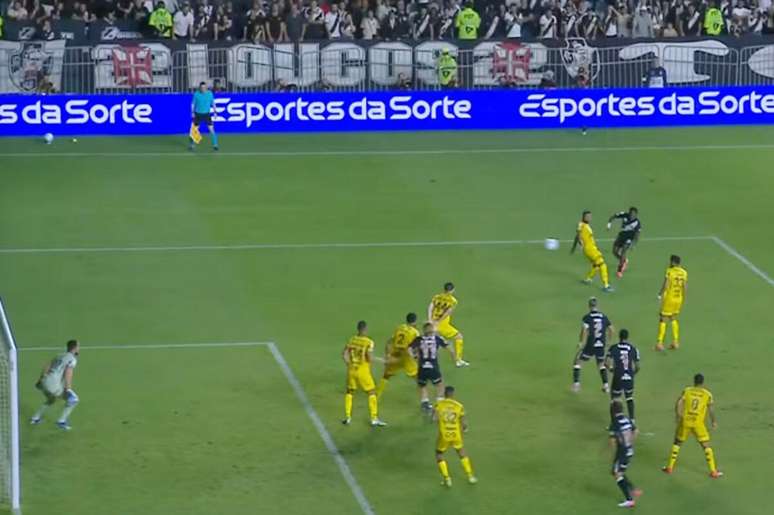 Andr&eacute;s G&oacute;mez chuta e faz o gol de empate do Vasco com o Mirassol.