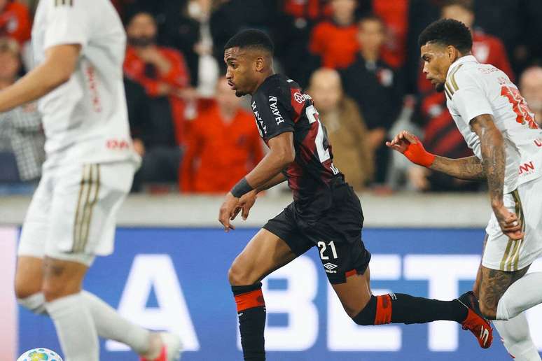 Athletico vence o Internacional e fatura sua quarta vit&oacute;ria consecutiva no Brasileir&atilde;o &ndash;