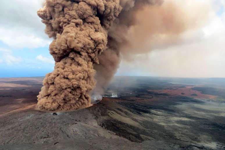 Uma coluna de cinzas espessa e marrom-avermelhada provocada pela erup&ccedil;&atilde;o do vulc&atilde;o Kīlauea, no Hava&iacute;, em 4 de maio de 2018.