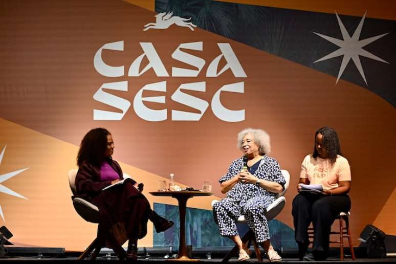 Angela Davis participa de mesa no Sesc Cabor&ecirc;, em Paraty, na Flip 2026, com media&ccedil;&atilde;o de Fl&aacute;via Oliveira. A tradutora Amanda Gabriele auxiliou a conversa.