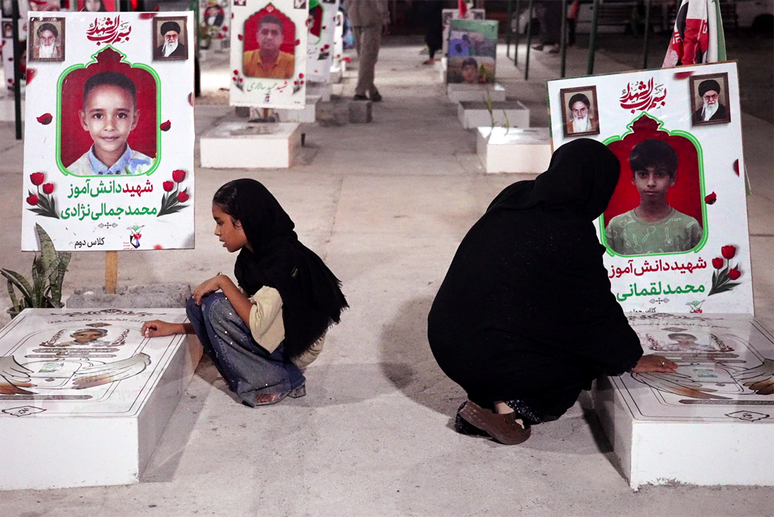 Todas as noites, fam&iacute;lias visitam os t&uacute;mulos de parentes mortos no ataque