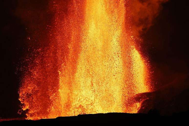 Fontes de lava jorram do vulc&atilde;o Kīlauea em 24 de janeiro de 2026