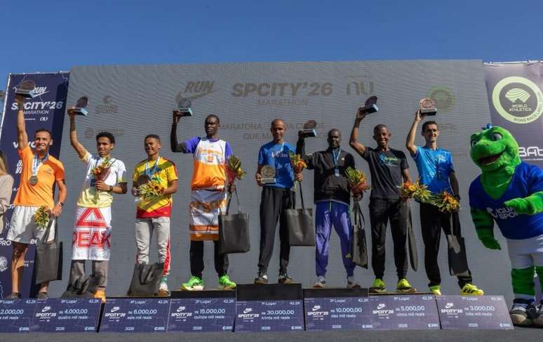 P&oacute;dio masculino da SP City Maarathon 2026 (Foto: Iguana Sports)