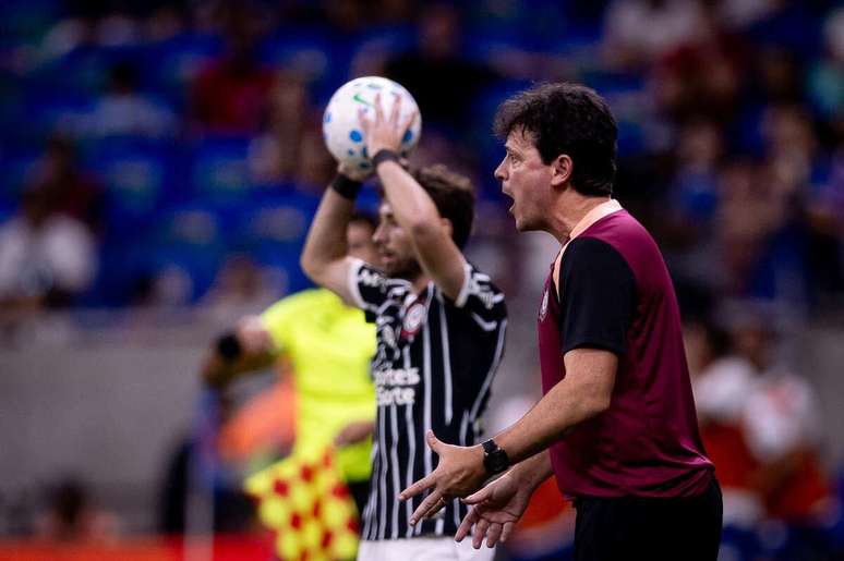 Diniz orienta jogadores em jogo do Corinthians &ndash;
