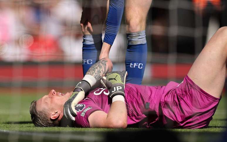 Atendimento m&eacute;dico de goleiro poder&aacute; deixar equipe com um jogador a menos por um minuto durante a partida &ndash;