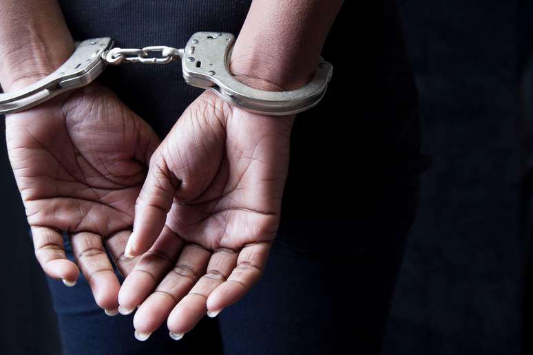Antes de veredito e at&eacute; de eventual absolvi&ccedil;&atilde;o, muitas mulheres que mataram parceiros agressivos ficam presas aguardando julgamento